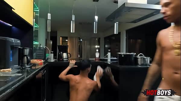 Mamando o amigo na cozinha escondido