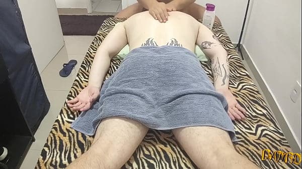 Massagem relaxante virou foda quente (COMPLETO NO RED)