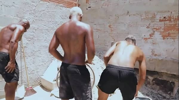 Trabalhando na obra com um amigo e o encarregado tava todo cheio de graça. Safado pra pagar nossa diária exigiu que a gente fudesse ele. – Free