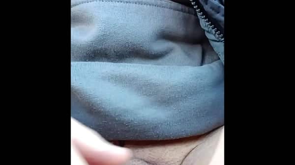 Branlette dans la voiture sur un parking,