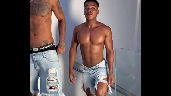 Dois heteros negros dotados na hidro do motel