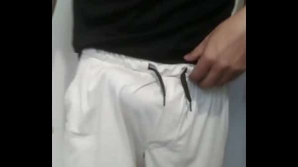 Tutorial de como andar de pau duro na rua