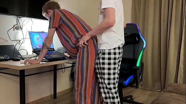 distracted the guy from the game and seduced him into sex, licked and fucked him with a big dick, deep throat blowjob and anal fucking