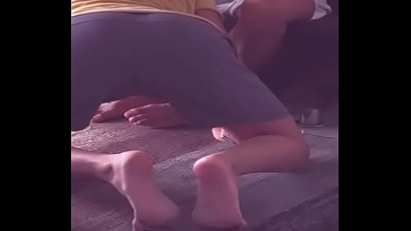 Mi vecino me visita para ver peliculas y me lo termino follando salvajemente