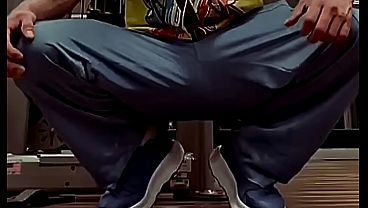 Heterosexual se deja convencer para grabar porno gay usando jaula de castidad en su pene pequeño