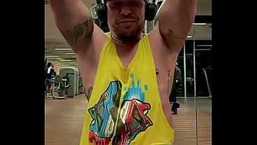 Marco es el heterosexual que hace contenido erótico gay