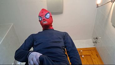 Teen se masturba después de entrenar mientras no para de gemir hasta acabar con una gran corrida | porno chico solo xxx